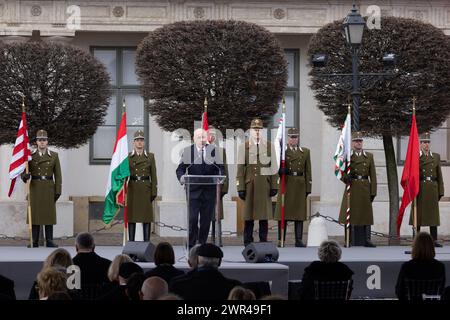 Budapest, Ungheria. 10 marzo 2024. Il nuovo presidente ungherese Tamas Sulyok tiene un discorso durante la cerimonia di inaugurazione di fronte al Palazzo Sandor, la residenza del presidente ungherese a Budapest, Ungheria, il 10 marzo 2024. Crediti: Attila Volgyi/Xinhua/Alamy Live News Foto Stock