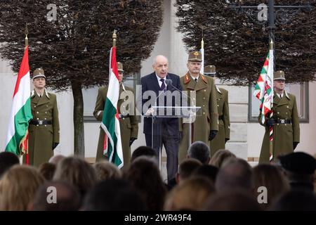 Budapest, Ungheria. 10 marzo 2024. Il nuovo presidente ungherese Tamas Sulyok tiene un discorso durante la cerimonia di inaugurazione di fronte al Palazzo Sandor, la residenza del presidente ungherese a Budapest, Ungheria, il 10 marzo 2024. Crediti: Attila Volgyi/Xinhua/Alamy Live News Foto Stock