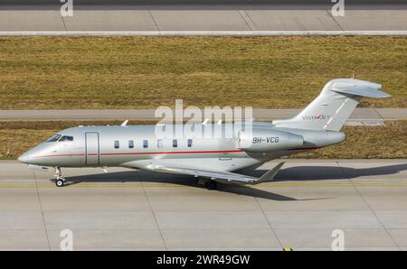 Ein Bombardier Challenger 350 von VistaJet Malta rollt auf dem Flughafen Zürich zur Startbahn. Registrazione 9H-VCG. (Zürich, Schweiz, 18.02.2023) Foto Stock