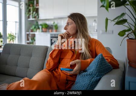 Donna premurosa che guarda a distanza pensa ai problemi persi nei pensieri, considera i problemi di vita. Foto Stock