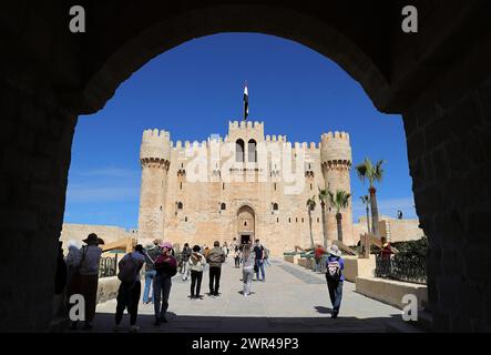 Alessandria. 9 marzo 2024. Questa foto scattata il 9 marzo 2024 mostra la Cittadella di Qaitbay ad Alessandria d'Egitto. Situata sulla costa mediterranea, Alessandria è la seconda città più grande dell'Egitto e il porto più grande. Crediti: Wang Dongzhen/Xinhua/Alamy Live News Foto Stock