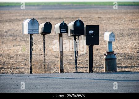 Le cassette postali per la consegna nelle aree rurali si trovano lungo una strada di campagna nella parte orientale dello stato di Washington, negli Stati Uniti Foto Stock