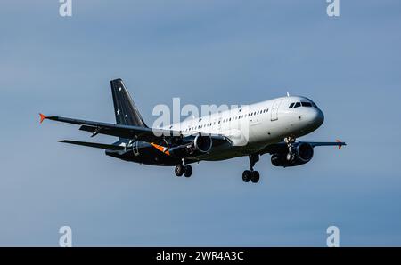 Ein Airbus A320-232 von Titan Airways befindet sich im Landeanflug auf den Flughafen Zürich. Registrazione G-POWM. (Zürich, Schweiz, 14.04.2023) Foto Stock