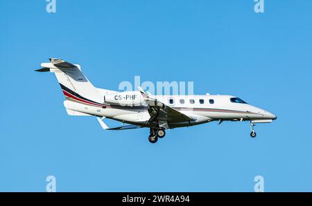 Ein Embraear Phenom 300 von NETJETS befindet sich im Landeanflug auf den Flughafen Zürich. Registrazione CS-PHF. (Zürich, Schweiz, 14.04.2023) Foto Stock