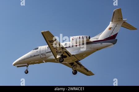 Ein Embraer Phenom 100 von Arcus Air Group befindet sich im Anflug auf die Landebahn 28 des Flughafen Zürich. Registrazione D-IAAW. (Zürich, Schweiz, 0 Foto Stock