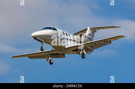 Ein Embraer Phenom 100 von Arcus Air Group befindet sich im Anflug auf die Landebahn 28 des Flughafen Zürich. Registrazione D-IAAW. (Zürich, Schweiz, 0 Foto Stock