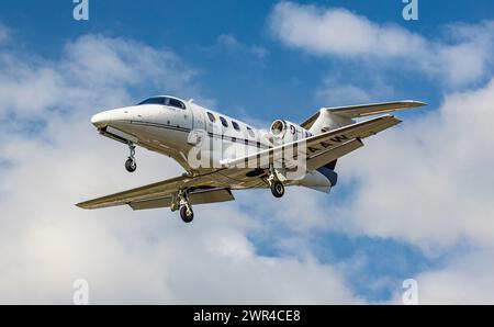 Ein Embraer Phenom 100 von Arcus Air Group befindet sich im Anflug auf die Landebahn 28 des Flughafen Zürich. Registrazione D-IAAW. (Zürich, Schweiz, 0 Foto Stock