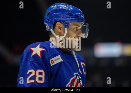 8 marzo 2024: L'attaccante dei Rochester Americans Michael Mersch (28) pattina in riscaldamento prima di una partita contro i Syracuse Crunch. I Rochester Americans ospitarono i Syracuse Crunch in una partita della American Hockey League alla Blue Cross Arena di Rochester, New York. (Jonathan tenca/CSM) Foto Stock