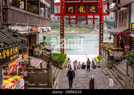 Città antica di Ciqikou , famosa via antica a Chongqing durante la serata al distretto di Chongqing Yuzhong , Cina : 23 ottobre 2021 Foto Stock