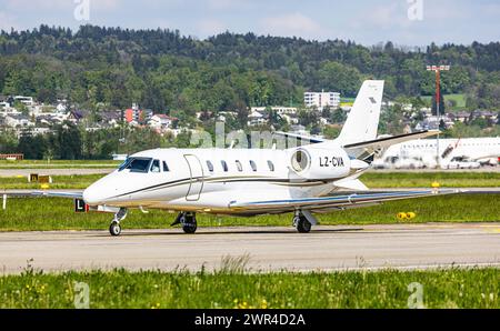 Eine Cessna 560XL Citation XLS eines privaten Besitzers rollt auf dem Flughafen Zürich zur Startbahn. Registrazione LZ-CVA. (Zürich, Schweiz, 03.05.202 Foto Stock