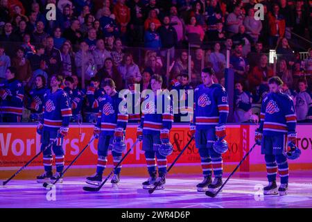 8 marzo 2024: I Rochester Americans si esibiscono durante l'inno nazionale prima di una partita contro i Syracuse Crunch. I Rochester Americans ospitarono i Syracuse Crunch in una partita della American Hockey League alla Blue Cross Arena di Rochester, New York. (Jonathan tenca/CSM) Foto Stock