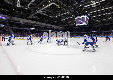 8 marzo 2024: I giocatori dei Rochester Americans e dei Syracuse Crunch prendono un faceoff nel primo periodo. I Rochester Americans ospitarono i Syracuse Crunch in una partita della American Hockey League alla Blue Cross Arena di Rochester, New York. (Jonathan tenca/CSM) Foto Stock