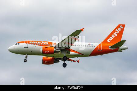 Ein Airbus A319-111 von der Billigfluggsellschaft Easy Jet befindet sich im Landeanflug auf den Flughafen Zürich. Registrazione OE-LQA. (Zürich, Schwei Foto Stock