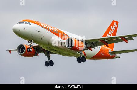 Ein Airbus A319-111 von der Billigfluggsellschaft Easy Jet befindet sich im Landeanflug auf den Flughafen Zürich. Registrazione OE-LQA. (Zürich, Schwei Foto Stock