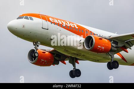 Ein Airbus A319-111 von der Billigfluggsellschaft Easy Jet befindet sich im Landeanflug auf den Flughafen Zürich. Registrazione OE-LQA. (Zürich, Schwei Foto Stock