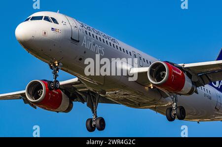 Ein Airbus A320-232 von SAS Scandinavian Airlines befindet sich im Anflug auf die Landebahn 28 des Flughafen Zürich. Registrazione OY-KAN. (Zürich, incl Foto Stock