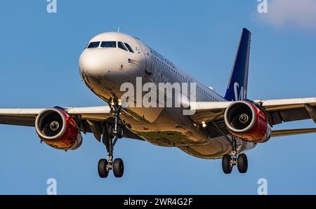 Ein Airbus A320-232 von SAS Scandinavian Airlines befindet sich im Anflug auf die Landebahn 28 des Flughafen Zürich. Registrazione OY-KAN. (Zürich, incl Foto Stock