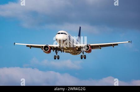 Ein Airbus A320-232 von SAS Scandinavian Airlines befindet sich im Anflug auf die Landebahn 28 des Flughafen Zürich. Registrazione OY-KAN. (Zürich, incl Foto Stock