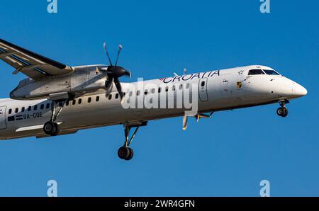 Eine Bombardier Dash 8 Q400 von Croatia Airlines befindet sich im Landeanflug auf den Flughafen Zürich. Registrazione 9H-CQE. (Zürich, Schweiz, 03.07.2 Foto Stock