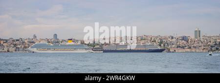 Enorme nave da crociera ancorata al terminal di Galatport, situato lungo la riva dello stretto del Bosforo, nel quartiere di Karakoy, con la torre Galata nel Foto Stock