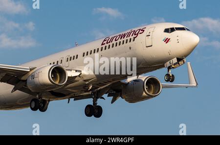 Eine Boeing 737-86J von Eurowings ist im Anflug auf die Landebahn 28 des Flughafen Zürich. Registrazione D-ABKJ. (Zürich, Svizzera, 03.07.2023) Foto Stock