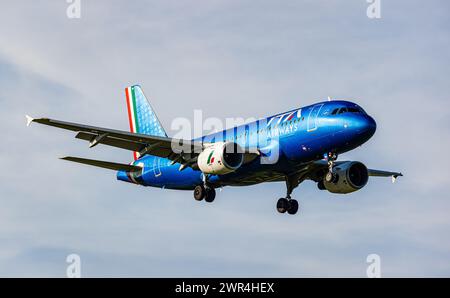 Ein Airbus A319-111 von ITA Airways befindet sich im Landeanflug auf den Flughafen Zürich. Registrazione EI-IMN. (Zürich, Schweiz, 11.09.2023) Foto Stock