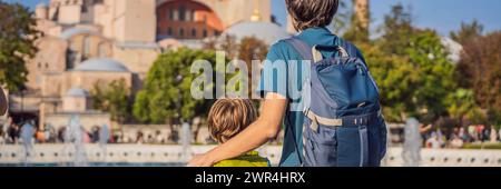 I turisti BANNER, A LUNGO FORMATO, padre e figlio, godono di una splendida vista sulla Cattedrale di Santa Sofia, la famosa moschea dei monumenti islamici, viaggiano a Istanbul, Turchia Foto Stock