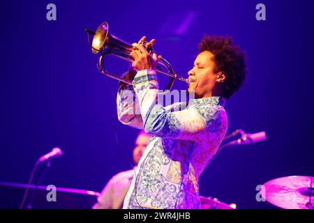 Gruppo jazz El Comité di Cuba in concerto durante il festival Éclats d'Email Jazz Édition di Limoges. Carlos Sarduy (tromba) Irving Acao (sassofono) Foto Stock