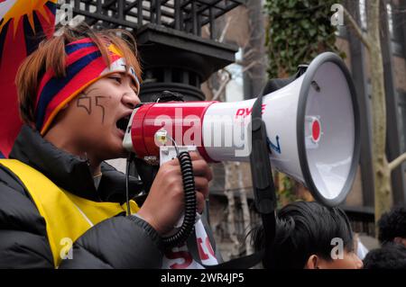 Un manifestante pro-Tibet canta slogan attraverso un megafono a Dag Hammarskjöld Plaza vicino all'edificio delle Nazioni Unite durante il 65° giorno della rivolta tibetana. I manifestanti si sono radunati a Manhattan, New York, chiedendo l'indipendenza del Tibet dalla Cina. Il giorno della rivolta tibetana segna il giorno del 1959 in cui migliaia di tibetani in Tibet circondarono il palazzo dell'attuale e XIV Dalai Lama. Il Dalai Lama è il leader spirituale buddista dei tibetani in tutto il mondo. I tibetani circondarono il palazzo nel 1959 per proteggere il Dalai Lama a causa dei timori di un complotto del governo cinese per rapirlo. Il 17 marzo, Foto Stock