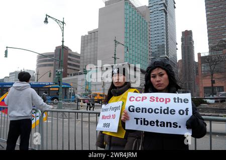 I manifestanti pro-tibetani tengono cartelli che esprimono la loro opinione in un raduno vicino alla costruzione del Consolato generale della Repubblica popolare cinese a New York durante la 65a giornata della rivolta tibetana. I manifestanti si sono radunati a Manhattan, New York, chiedendo l'indipendenza del Tibet dalla Cina. Il giorno della rivolta tibetana segna il giorno del 1959 in cui migliaia di tibetani in Tibet circondarono il palazzo dell'attuale e XIV Dalai Lama. Il Dalai Lama è il leader spirituale buddista dei tibetani in tutto il mondo. I tibetani circondarono il palazzo nel 1959 per proteggere il Dalai Lama a causa dei timori di un cinese Foto Stock