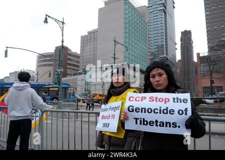 I manifestanti pro-tibetani tengono cartelli che esprimono la loro opinione in un raduno vicino alla costruzione del Consolato generale della Repubblica popolare cinese a New York durante la 65a giornata della rivolta tibetana. I manifestanti si sono radunati a Manhattan, New York, chiedendo l'indipendenza del Tibet dalla Cina. Il giorno della rivolta tibetana segna il giorno del 1959 in cui migliaia di tibetani in Tibet circondarono il palazzo dell'attuale e XIV Dalai Lama. Il Dalai Lama è il leader spirituale buddista dei tibetani in tutto il mondo. I tibetani circondarono il palazzo nel 1959 per proteggere il Dalai Lama a causa dei timori di un cinese Foto Stock