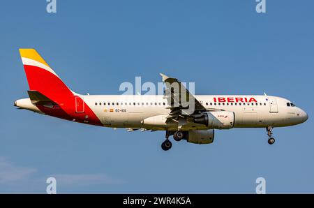 Ein Airubs A320-214 von Iberia befindet sich im Landeanflug auf den Flughafen Zürich. Registrazione EC-IEG. (Zürich, 06.06.2023) Foto Stock