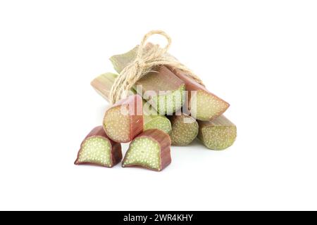 Mazzo di gambi di rabarbaro appena tagliati legati insieme con una corda isolata su fondo bianco, benefici per la salute di mangiare rabarbaro Foto Stock