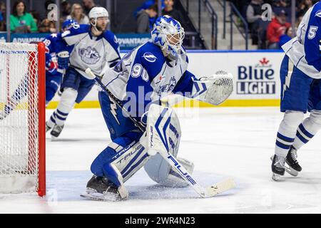 8 marzo 2024: Il portiere di Syracuse Crunch Matt Tompkins (90) nel primo periodo contro i Rochester Americans. I Rochester Americans ospitarono i Syracuse Crunch in una partita della American Hockey League alla Blue Cross Arena di Rochester, New York. (Jonathan tenca/CSM) Foto Stock