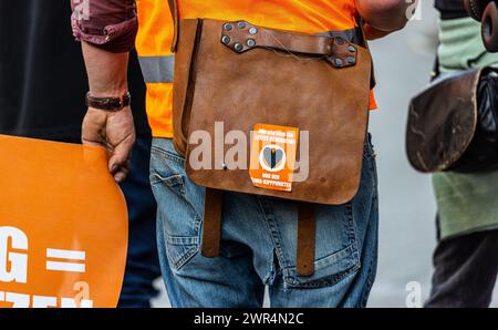 Ledertasche eines Mitglied der Gruppe "Letzte Generation" bei einem Protestmarsch a Costanza im Süden Deutschlands. (Costanza, Germania, 27.05.202 Foto Stock