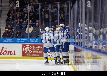 8 marzo 2024: I giocatori del Syracuse Crunch celebrano un gol nel secondo periodo contro i Rochester Americans. I Rochester Americans ospitarono i Syracuse Crunch in una partita della American Hockey League alla Blue Cross Arena di Rochester, New York. (Jonathan tenca/CSM) Foto Stock