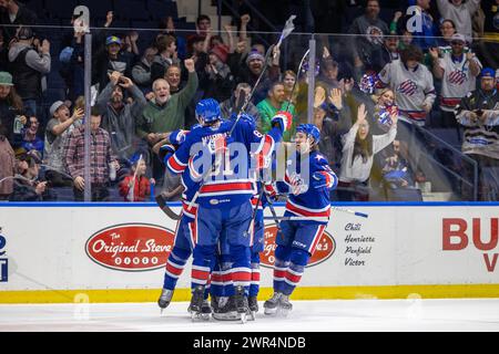8 marzo 2024: I giocatori dei Rochester Americans festeggiano un gol ai tempi supplementari contro i Syracuse Crunch. I Rochester Americans ospitarono i Syracuse Crunch in una partita della American Hockey League alla Blue Cross Arena di Rochester, New York. (Jonathan tenca/CSM) Foto Stock