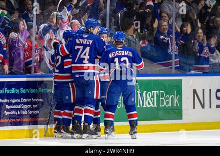 8 marzo 2024: I giocatori dei Rochester Americans festeggiano un gol nel primo periodo contro il Syracuse Crunch. I Rochester Americans ospitarono i Syracuse Crunch in una partita della American Hockey League alla Blue Cross Arena di Rochester, New York. (Jonathan tenca/CSM) Foto Stock