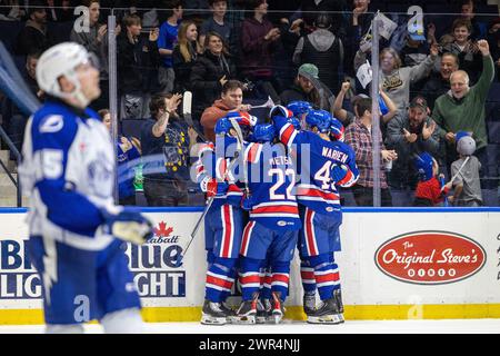 8 marzo 2024: I giocatori dei Rochester Americans festeggiano un gol ai tempi supplementari contro i Syracuse Crunch. I Rochester Americans ospitarono i Syracuse Crunch in una partita della American Hockey League alla Blue Cross Arena di Rochester, New York. (Jonathan tenca/CSM) Foto Stock