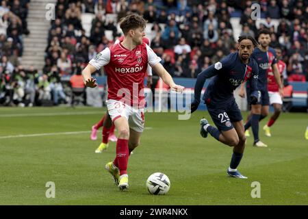 Thomas Foket di Reims, Bradley Barcola del PSG durante la partita di campionato francese di Ligue 1 tra il Paris Saint-Germain e lo Stade de Reims il 10 marzo 2024 allo stadio Parc des Princes di Parigi Foto Stock