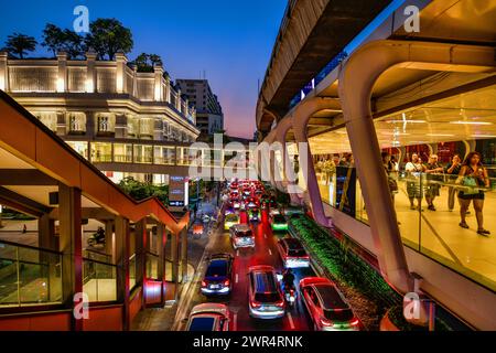 Bangkok Tailandia, March10-2024: Vista sulla piattaforma aerea BTS a piedi e il traffico dei trasporti nell'area di intersezione di Ratchaprasong Foto Stock