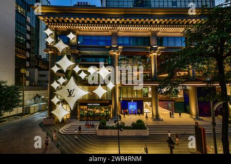 Bangkok Thailandia, 10 marzo-2024: Il nuovo negozio Louis Vuitton ospita una boutique, un caffè e un ristorante, il primo piano ospita le Café, il designer bran Foto Stock