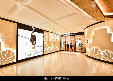 Bangkok Thailandia, 10 marzo-2024: Il nuovo negozio Louis Vuitton ospita una boutique, un caffè e un ristorante, il primo piano ospita le Café, il designer bran Foto Stock