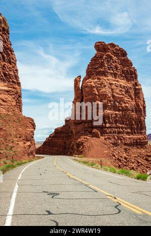 La strada attraversa l'area ricreativa nazionale di Glen Canyon, il lago Powell e il Lower Cataract Canyon nello Utah e Arizona, Stati Uniti Foto Stock