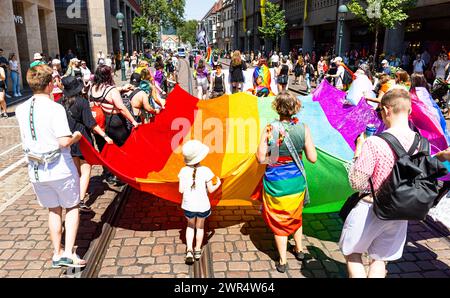 An der Spitz liefen auch mehrere Personen mit einer mehreren Meter grossen Regenbogenfahne mit. AM CSD Freiburg nahmen, bei heissem Sommerwetter, schä Foto Stock