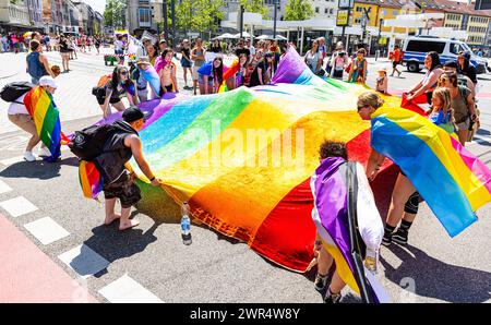 An der Spitz liefen auch mehrere Personen mit einer mehreren Meter grossen Regenbogenfahne mit. AM CSD Freiburg nahmen, bei heissem Sommerwetter, schä Foto Stock