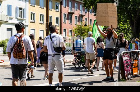 Auf Karton schrieben Teilnehmer des CSD Freiburg ihre Forderung Hin. AM CSD Freiburg nahmen, bei heissem Sommerwetter, schätzungsweise 17'000 Personen Foto Stock