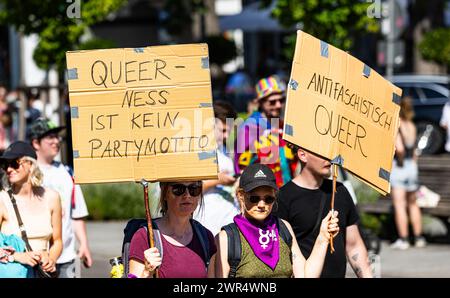 Auf Karton schrieben Teilnehmer des CSD Freiburg ihre Forderung Hin. AM CSD Freiburg nahmen, bei heissem Sommerwetter, schätzungsweise 17'000 Personen Foto Stock