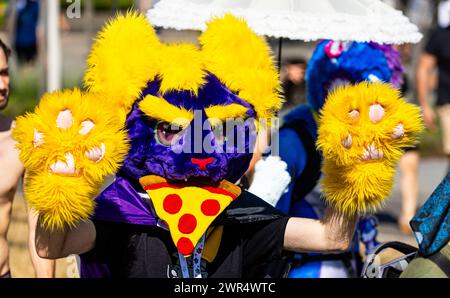 Auch die sogenannte Puppy-Szene War am CSD Freiburg vertreten. Menschen die sich als Hund verkleiden. AM CSD Freiburg nahmen, bei heissem Sommerwetter Foto Stock