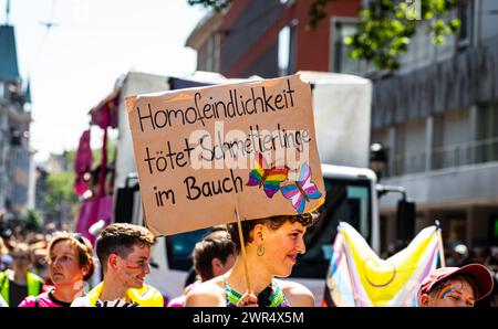 Auf Karton schrieben Teilnehmer des CSD Freiburg ihre Forderung Hin. AM CSD Freiburg nahmen, bei heissem Sommerwetter, schätzungsweise 17'000 Personen Foto Stock